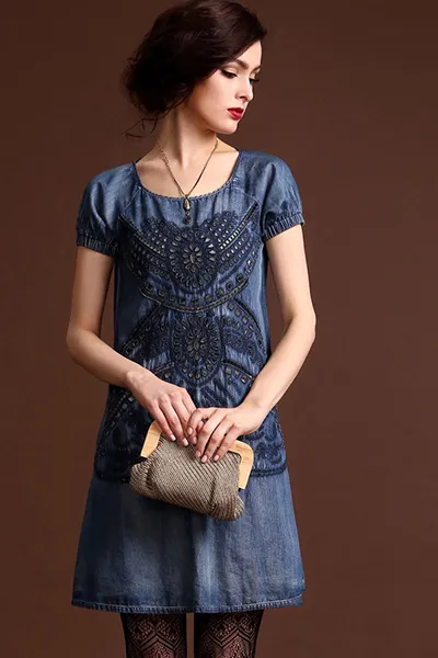 Rochie din denim cu dantelă la zi, lucru practic