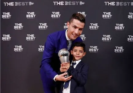 Focista Cristiano Ronaldo apa lett ikrek születtek a béranya