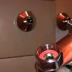 Gander de la robinet în baie repara propriile lor mâini