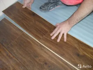 Hogyan feküdt laminált panel kiválasztása, bázis előkészítése, szerszám és szerelési saját kezűleg