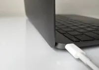 Как да заредите MacBook