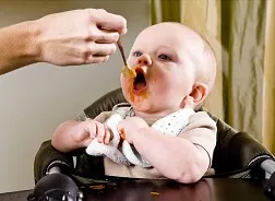 Cum să învețe un copil să mănânce felii, bebiklad