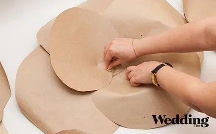 Как да си направим гигантски цветя от хартия за украса на залата