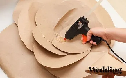 Как да си направим гигантски цветя от хартия за украса на залата