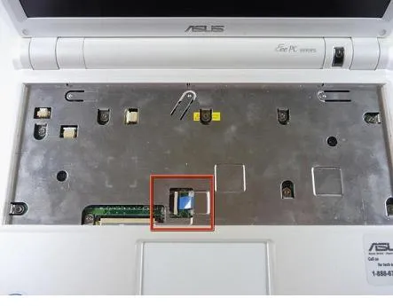 Cum să demontați laptop-ul Asus Eee PC 900 touchpad-ul de înlocuire, ecranul și camera web