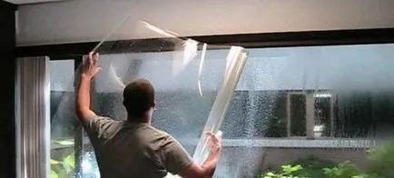 Eltávolítása napvédő fóliát az ablakon a lakásban
