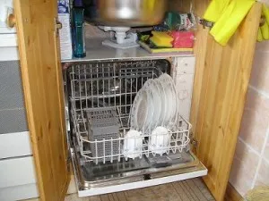 mașină de spălat vase mici, sub chiuveta