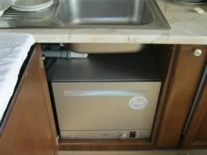 mașină de spălat vase mici, sub chiuveta