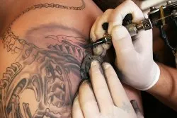 Este posibil de a face un tatuaj peste cicatrici