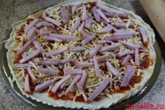 pizza italiană Real pe o crustă subțire, cu sos de rosii