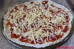 pizza italiană Real pe o crustă subțire, cu sos de rosii