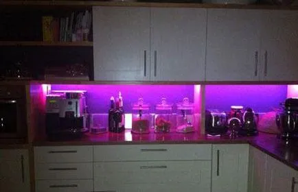 Iluminare din spate pentru dulapuri cu LED-uri în bucătărie cu mâinile