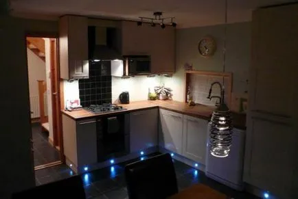 Iluminare din spate pentru dulapuri cu LED-uri în bucătărie cu mâinile