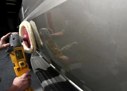mașini poloneze cu mâinile lor de metal slefuita oglindă