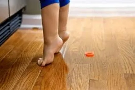 A gyermek sétál a lábára - hírnöke bénulás, vagy nem rendelkezik
