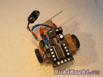 Robot pe SPDT switch-uri cu propriile lor mâini