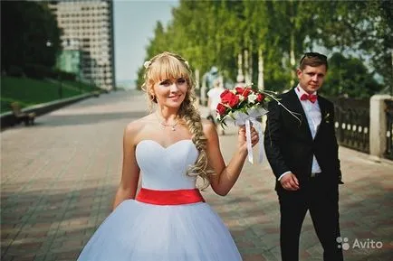 Сватбена рокля с червен пояс