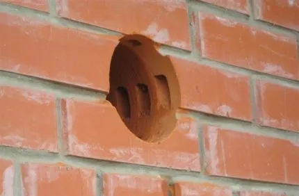 Вентилация през стената извън изпускателния клапан