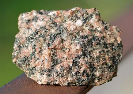 Cum se distinge de granit polimergranita, marmura, fals