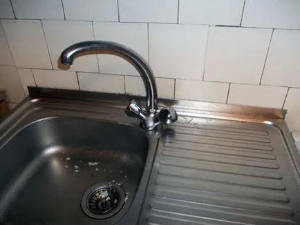 Înlocuirea robinet în bucătărie cu mâinile Ghidul video