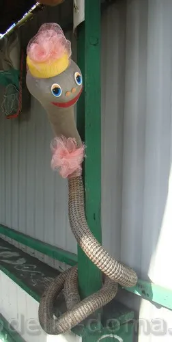 Snake skarapeya dintr-un material de deșeuri, o cutie de idei și ateliere