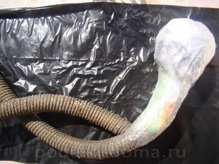 Snake skarapeya dintr-un material de deșeuri, o cutie de idei și ateliere