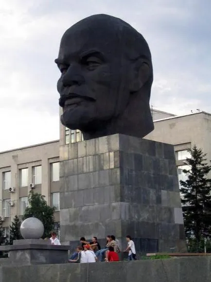 7 Най-необичаен паметник на Ленин