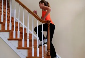 A futás és a séta fel a lépcsőn, hogy lefogy