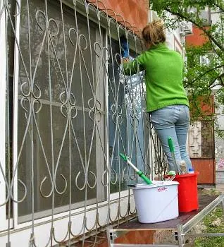 Hogyan mossa ablakok és tisztítsa meg a ablakrácsok