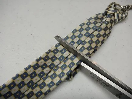 Ключодържател с ръцете си под формата на вратовръзка е чудесен подарък за човека, на 23 февруари