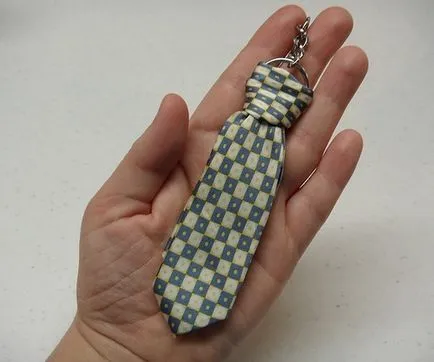 Ключодържател с ръцете си под формата на вратовръзка е чудесен подарък за човека, на 23 февруари
