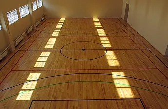 A fa padló az edzőteremben