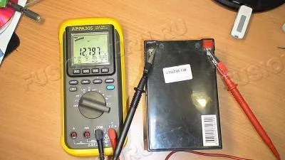Hogyan mérjük az akkumulátor feszültsége