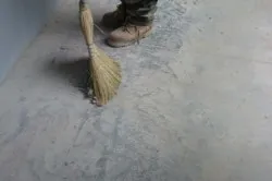 Довършителни замазка (пълнене) на пода с ръце връзки процес