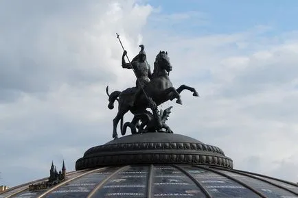 Szökőkút „World Clock” egy Manezhnaya téren