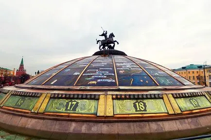 Szökőkút „World Clock” egy Manezhnaya téren