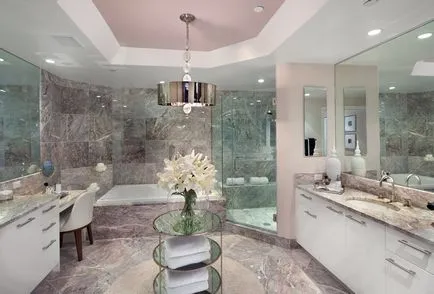 Interior baie din marmură, mobilier și decor adecvat