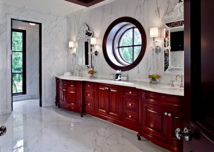 Belső márvány fürdőszoba, alkalmas bútorok és dekoráció
