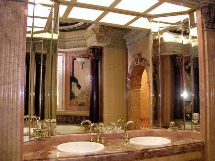 Интериорен мраморна баня, подходящ мебели и интериор