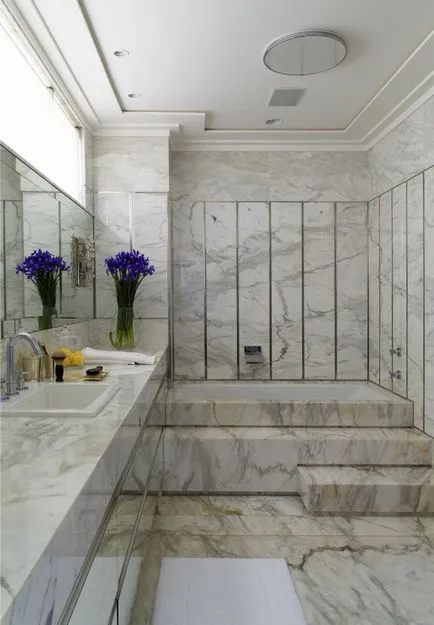 Belső márvány fürdőszoba, alkalmas bútorok és dekoráció