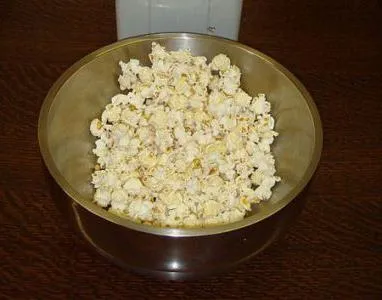 Hogyan lehet gyorsan főzni ízesített popcorn multivarka