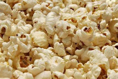 Hogyan lehet gyorsan főzni ízesített popcorn multivarka