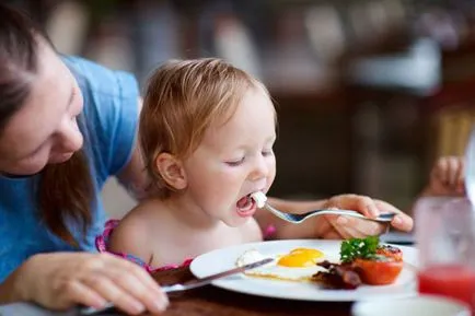 Cum să pregătească un copil sa manance alimente solide si ce alimente pentru a începe