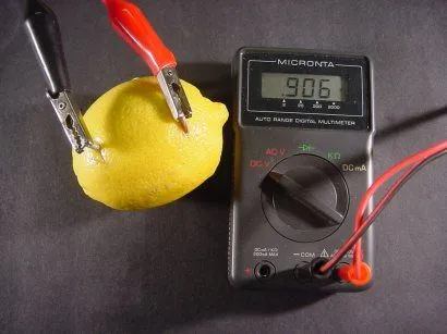 Hogyan készítsünk egy akkumulátort egy citrom vagy alma
