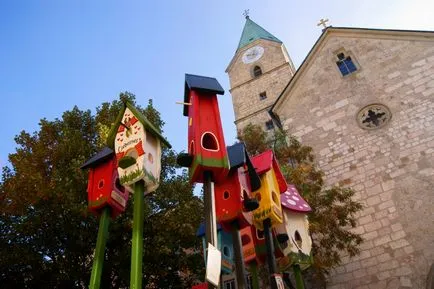 Cum să picteze un Birdhouse folosind vopsele pulverizare