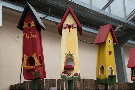 Cum să picteze un Birdhouse folosind vopsele pulverizare