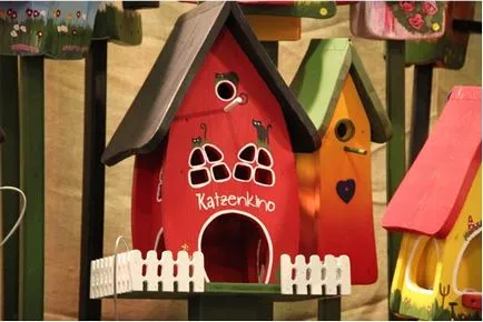 Cum să picteze un Birdhouse folosind vopsele pulverizare