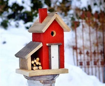 Cum să picteze un Birdhouse folosind vopsele pulverizare