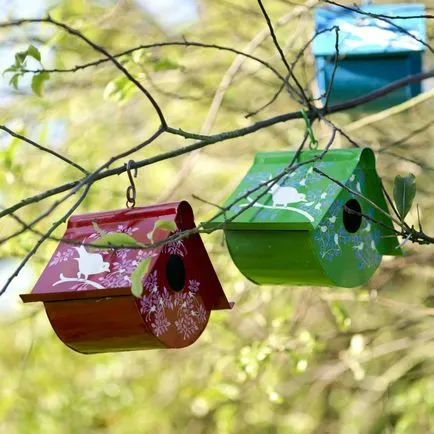 Cum să picteze un Birdhouse folosind vopsele pulverizare