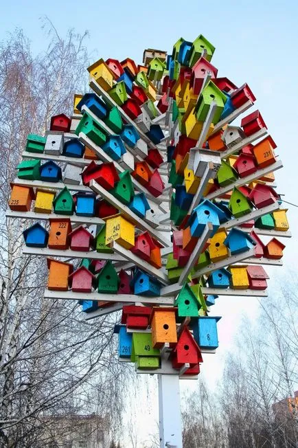 Cum să picteze un Birdhouse folosind vopsele pulverizare